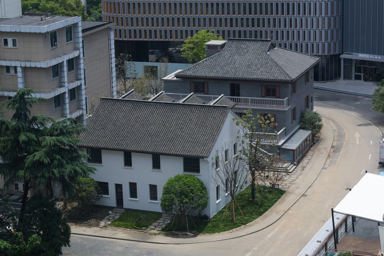 杭州恒隆廣場保留了耶穌堂弄5號及鏡清里1號兩座歷史建築
