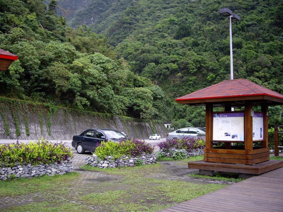 凉亭与停车场 摄影：老山羊部落格
