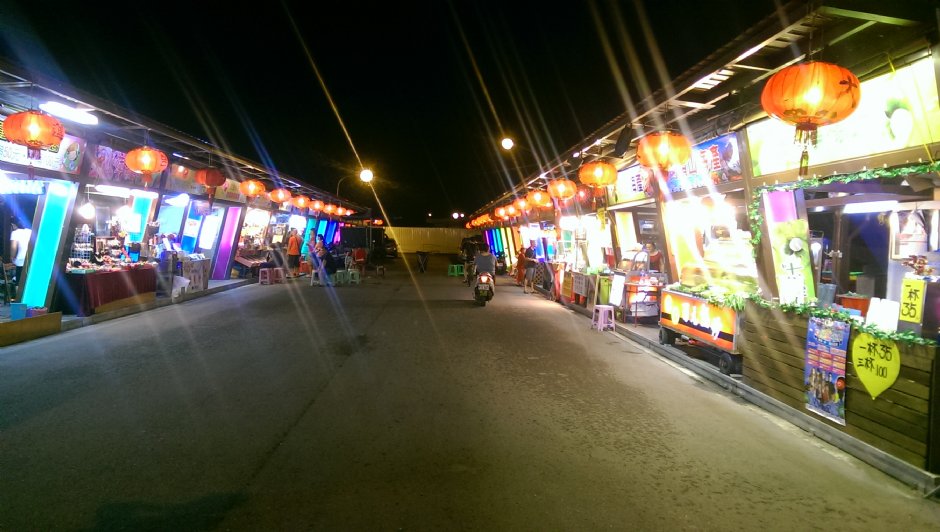 彩虹观光夜市一景 摄影：Eva隨手拍
