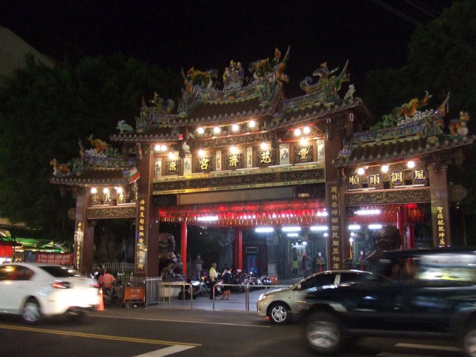 夜市旁的丰原妈祖庙 摄影：Lu