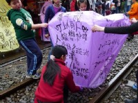 十分老街上放天灯之游客<br/> 摄影：Mimi
