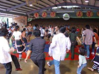 民众和原住民同欢<br/> 摄影：陳銘祥