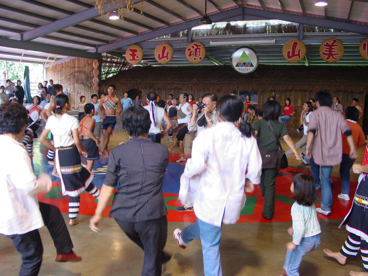 民众和原住民同欢 摄影：陳銘祥