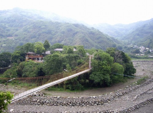 虎山溫泉-遠望虎山吊橋