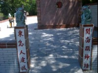 岛上庙宇<br/> 摄影：老山羊資訊網