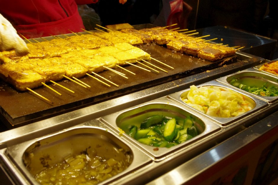 老街人气小吃-烤臭豆腐 摄影：Eva隨手拍