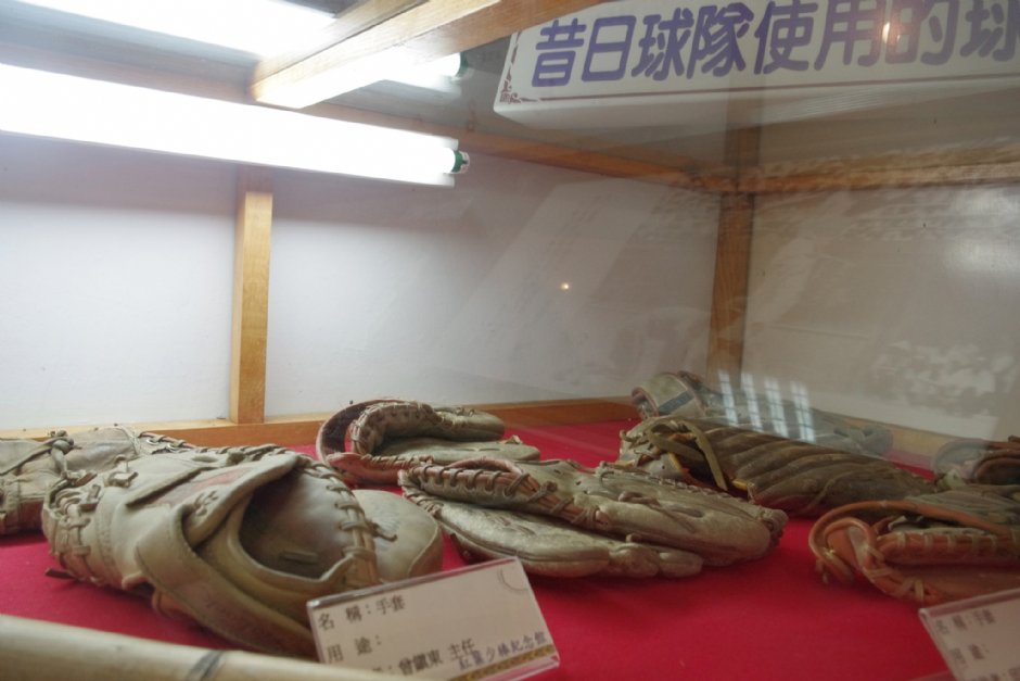 昔日球队所使用之球具 摄影：Eva隨手拍