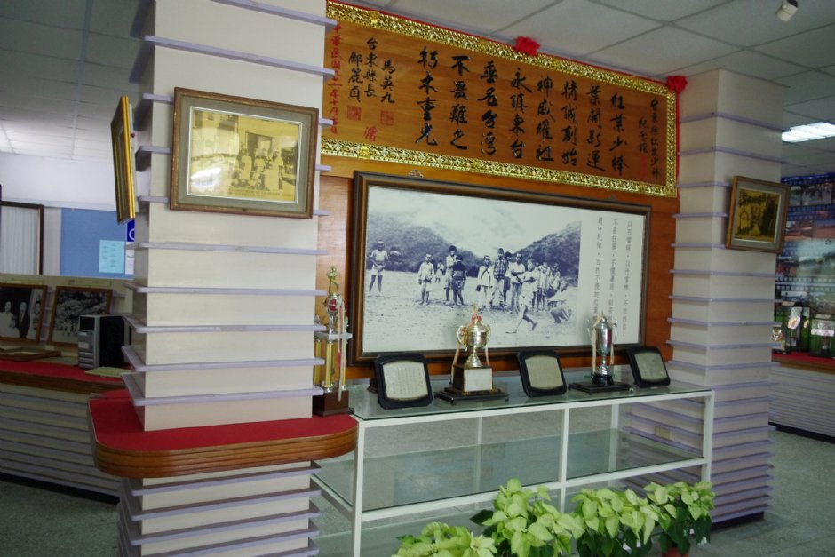 入口处奖座及奖杯 摄影：Eva隨手拍