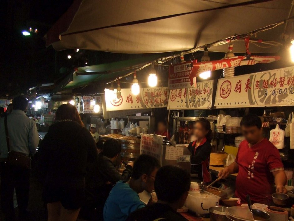 庙东夜市里摊商众多 摄影：Lu