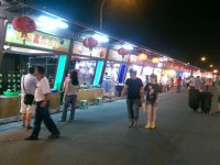 彩虹观光夜市中的游客<br/> 摄影：Eva隨手拍