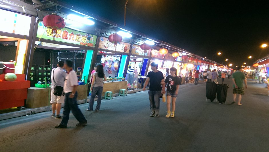 彩虹观光夜市中的游客 摄影：Eva隨手拍