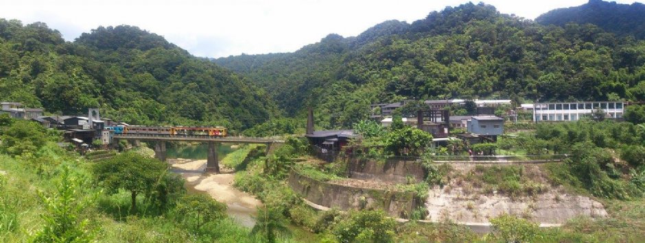平溪線鐵道(近十分車站) 攝影：倪翊