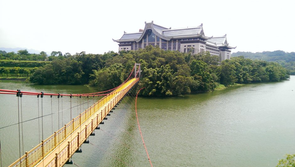细茅埔吊桥与天恩弥勒佛院 摄影：Eva隨手拍