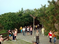 观落日人潮<br/> 摄影：余燕鳳