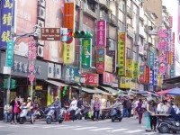 白天的广州街夜市<br/> 摄影：Eva隨手拍