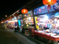各式摊贩入驻彩虹夜市<br/> 摄影：Eva隨手拍