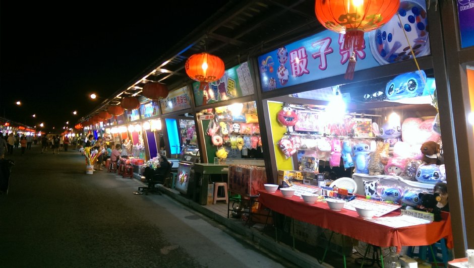 各式摊贩入驻彩虹夜市 摄影：Eva隨手拍