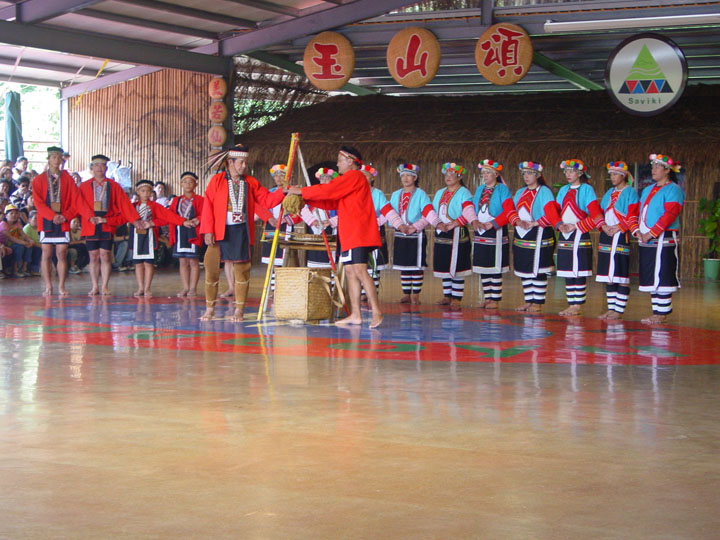 邹族男女表演 摄影：陳銘祥