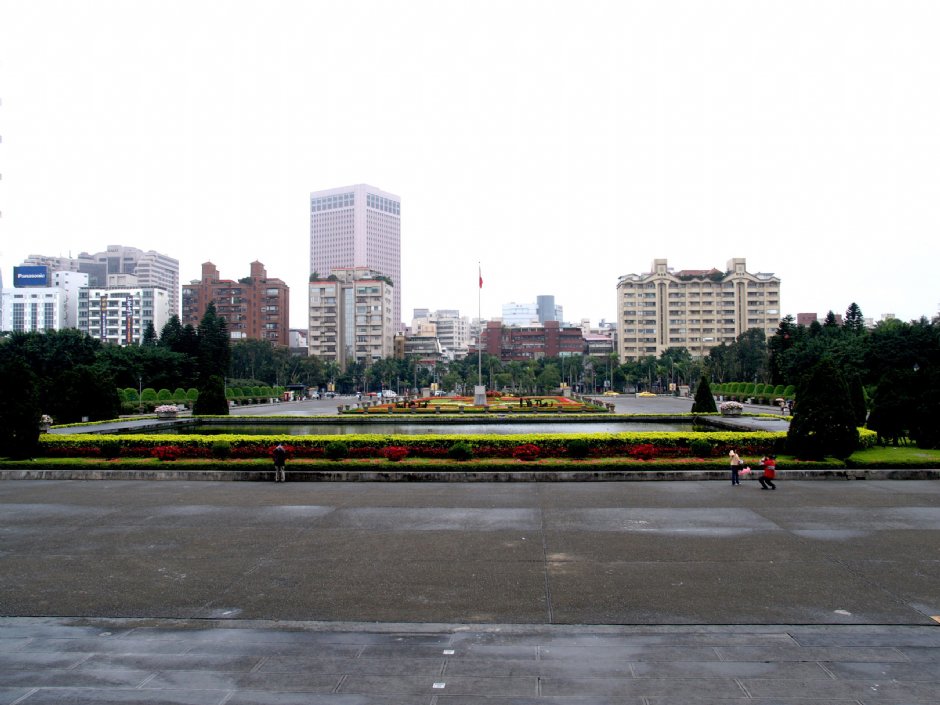 前面广场花园 摄影：簡時強