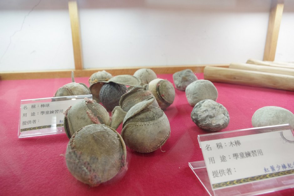 昔日球队所使用之球具 摄影：Eva隨手拍