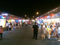彩虹夜市人潮络绎不绝<br/> 摄影：Eva隨手拍