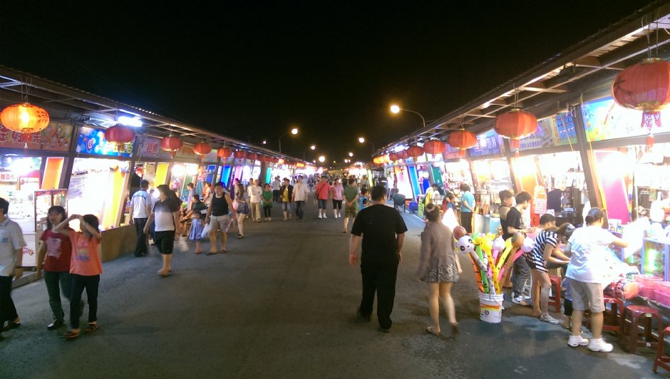 彩虹夜市人潮络绎不绝 摄影：Eva隨手拍