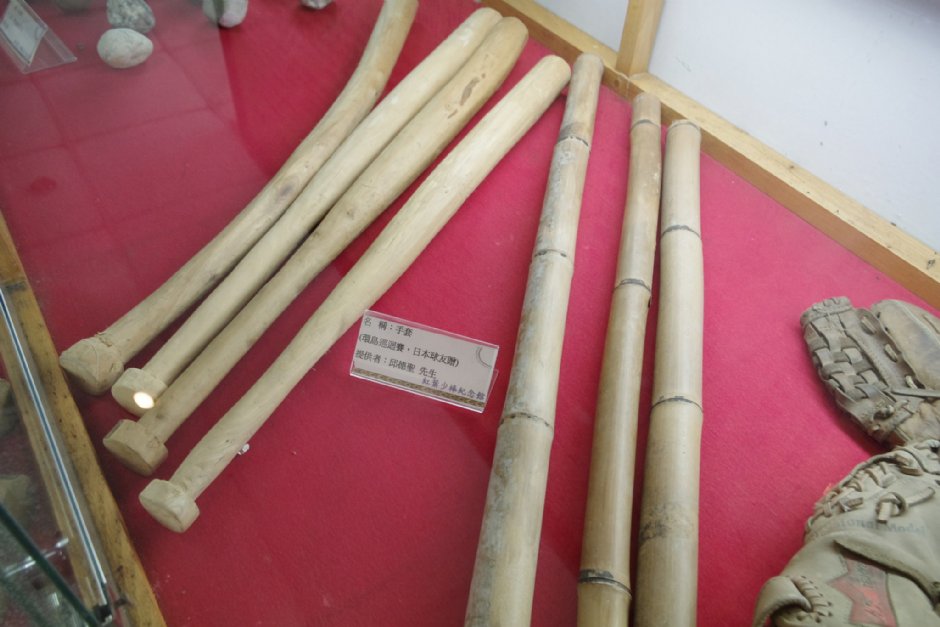 昔日球队所使用之球具 摄影：Eva隨手拍