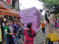 十分老街上放天灯之游客<br/> 摄影：Mimi