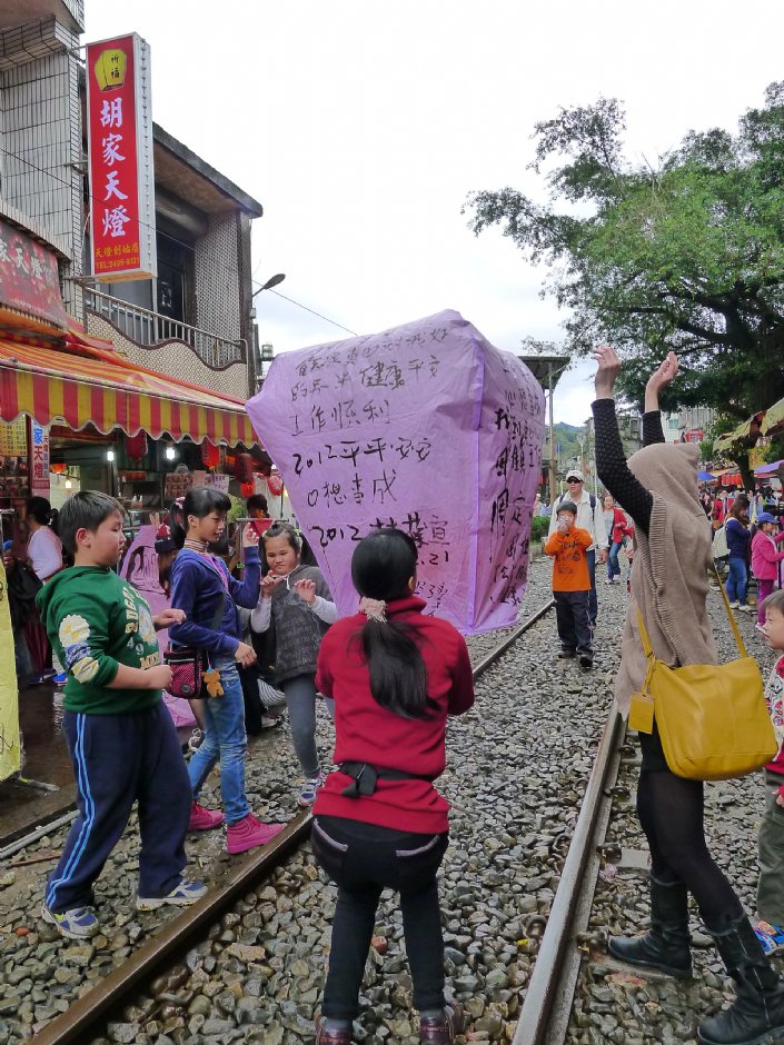 十分老街上放天灯之游客 摄影：Mimi