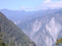 遠眺崇山峻嶺<br/> 攝影：老山羊資訊網