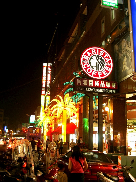 东门夜市周边热闹街景 摄影：Eva隨手拍