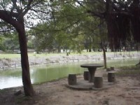 湖畔石桌椅<br/> 摄影：郭香妙