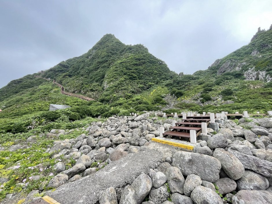 基隆嶼有兩條步道，其中登山步道全長約740公尺，基隆島燈塔就位於步道終點 / Eva隨手拍