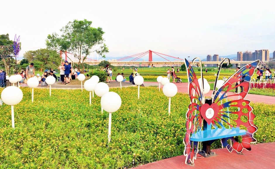 江翠水岸旁的蝴蝶公園不定期推出地景花海 / Eva隨手拍