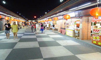 夜市步道以花崗岩鋪設而成