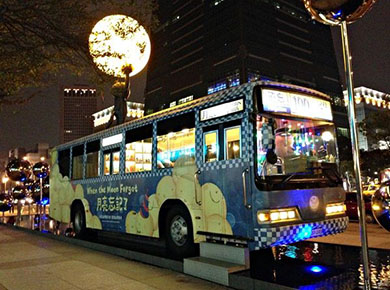 位在信義區的幾米公車,設計來自幾米繪本《月亮忘記了》